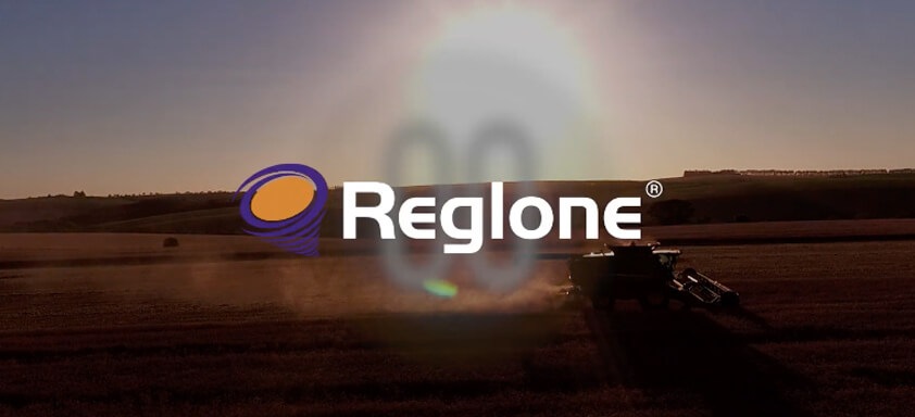 Imagem de lavoura com maquinário e logomarca do produto Reglone