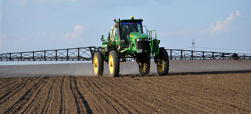 Maquinário em lavoura de soja