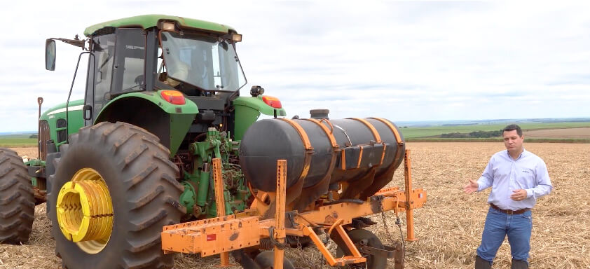 Adriano Mastro, da Syngenta, próximo a cortador de soqueira de cana