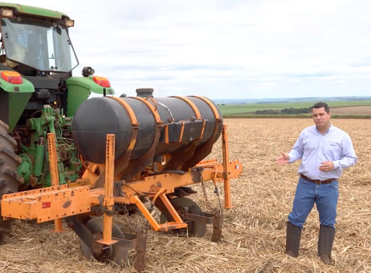 Adriano Mastro, da Syngenta, próximo a cortador de soqueira de cana