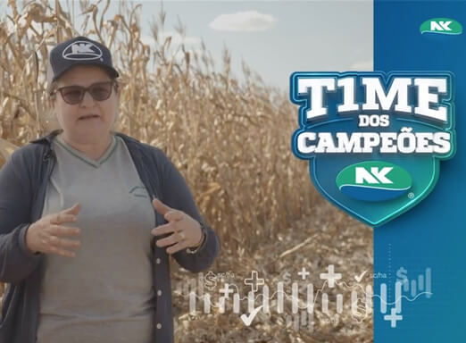 Produtora  Eliana Dalla Bona em lavoura de milho