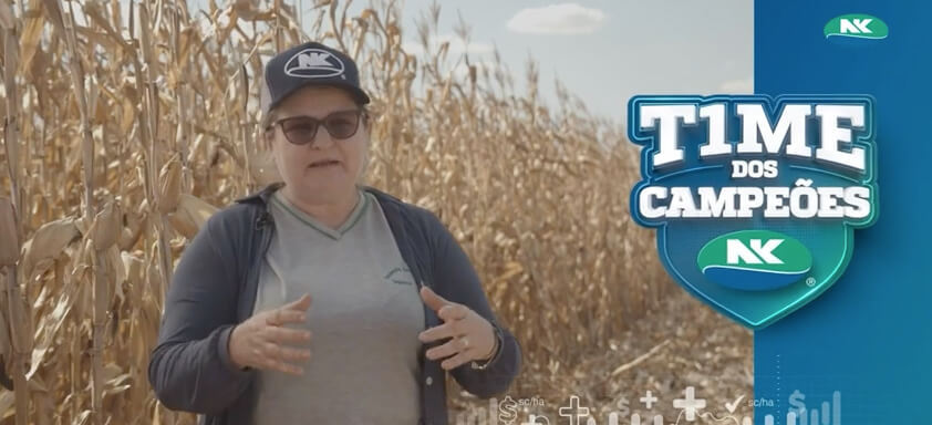 Produtora  Eliana Dalla Bona em lavoura de milho