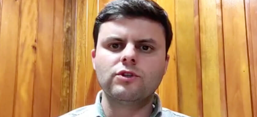 Imagem de um produtor falando em um escritório