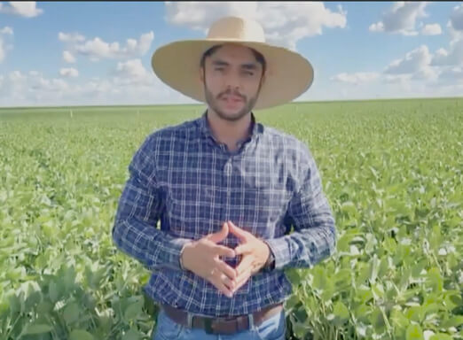 Pesquisador Ivan Pedro em lavoura de soja