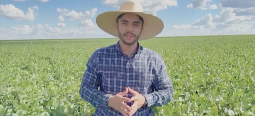 Pesquisador Ivan Pedro em lavoura de soja