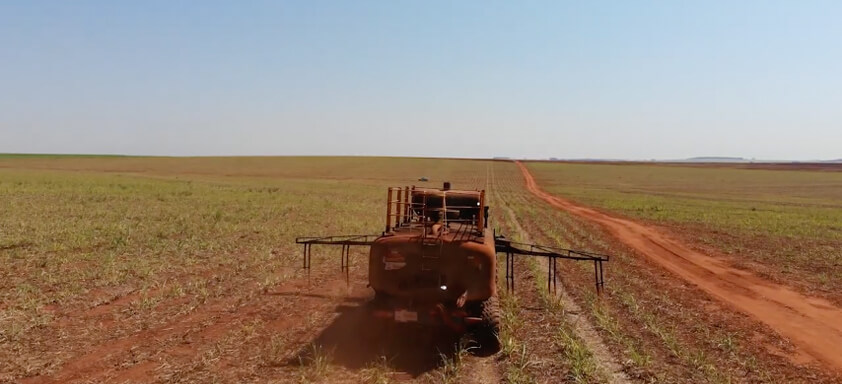 Pulverizador em lavoura