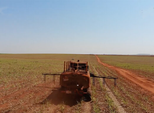 Pulverizador em lavoura