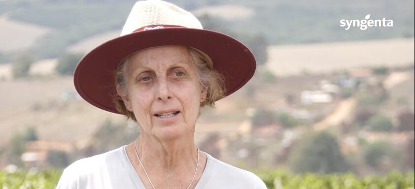 Produtora rural Simone Carneiro em cafezal