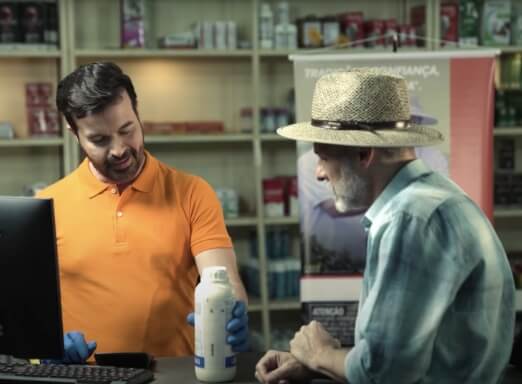 Produtor e vendedor conversam em loja 