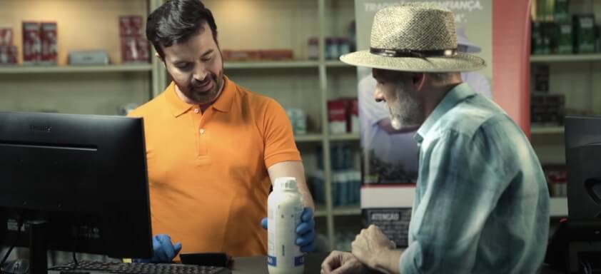 Produtor e vendedor conversam em loja