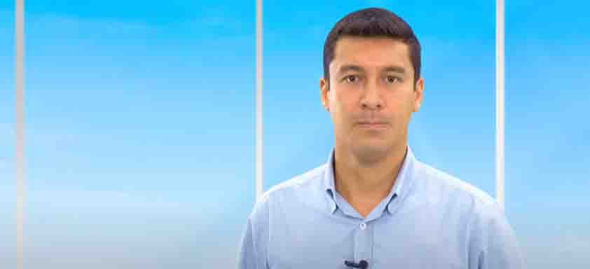 Engenheiro-agrônomo Welder Fuzita no fundo azul