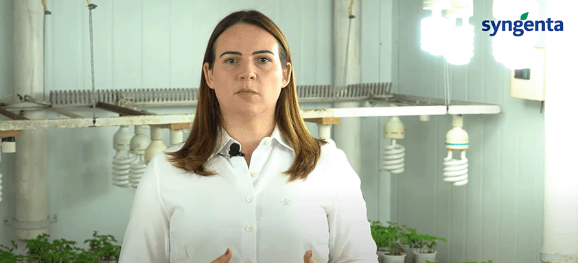 Carolina Deuner em laboratório