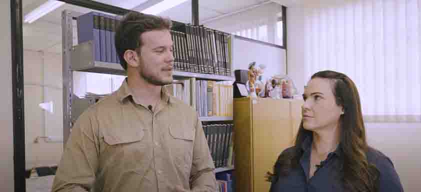 O engenheiro-agrônomo e produtor rural Lorenzo Roos conversando com a professora e pesquisadora fitopatologista Carolina Deuner