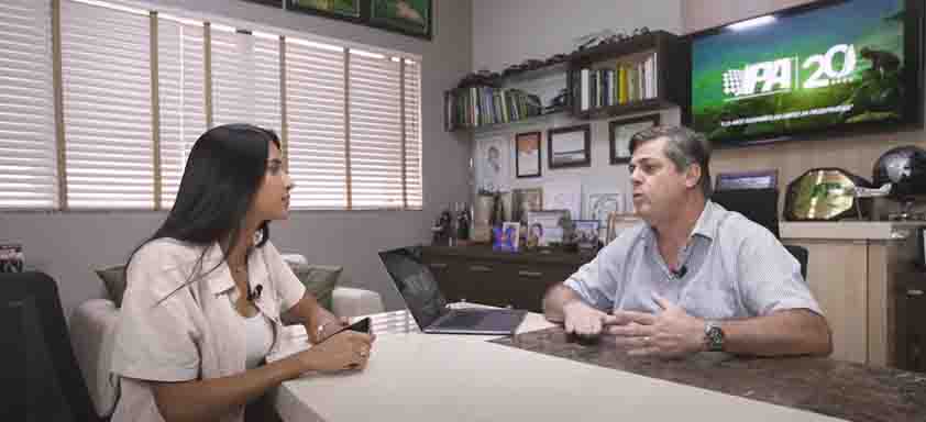 Engenheira Flávia Cunha e produtor rural e consultor Paulo Assunção sentados à uma mesa branca, conversando