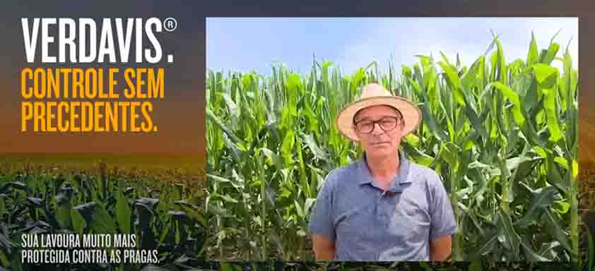 Produtor Sérgio Thumé a frente de um plantio de soja, com o letreiro "Verdavis. Controle sem precedentes. Sua lavoura muito mais protegida contra as pragas."