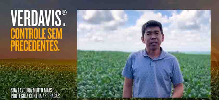 Produtor Takeo Matsui a frente de uma plantação, com o letreiro "Verdavis. Controle sem precedentes. Sua lavoura muito mais protegida contra as pragas." ao lado.