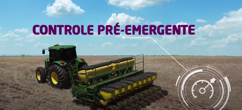 Máquina agrícola em uma lavoura - controle pré-emergente