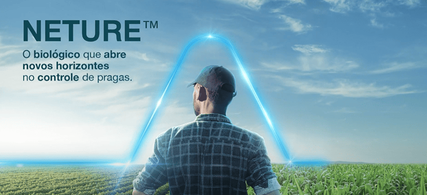 Neture. Produtor de costas olhando para a lavoura